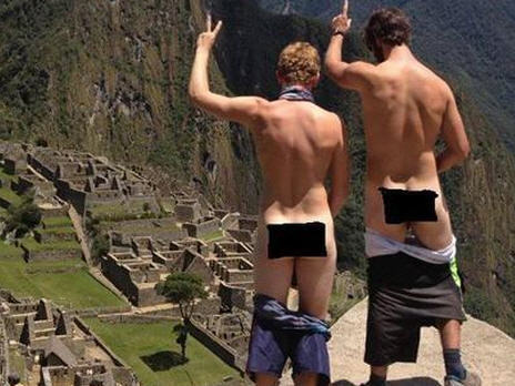 Mangel an Repsekt für das kulturelle Erbe? Nackt vor der Inka-Stadt Machu Picchu. (c) latinapress.com Mangel an Repsekt für das kulturelle Erbe? Nackt vor der Inka-Stadt Machu Picchu. (c) latinapress.com