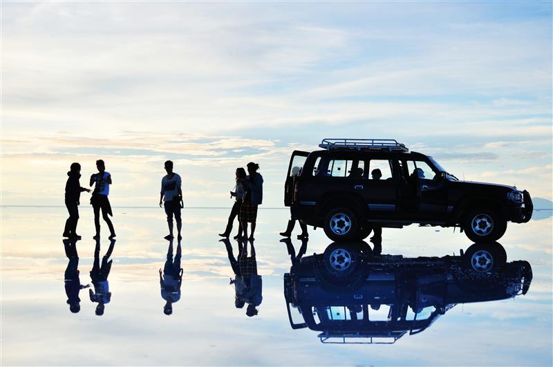Der Salar de Uyuni - ein klassisches Beispiel, bei dem es sich lohnt, die richtige Reisezeit zu beachten. Denn: Bei Regen bildet sich ein wunderschöner Endlosspiegel. Regen gibt's allerdings nicht das ganze Jahr, deswegen ist guter Rat teuer!