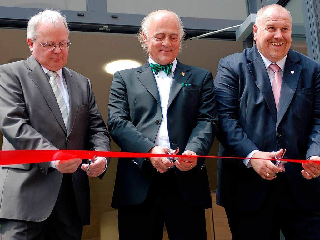 Minister Chistosito, Chef-Statiker Esatemblando und Architekt Puentefeo durchschneiden feierlich das Band