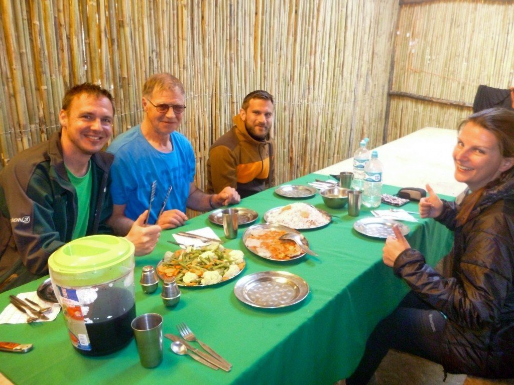 Eine viventura-Gruppe beim Essen in einer der Hütten unterwegs