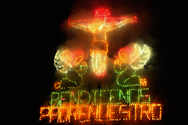 Weihnachten in Südamerika: Bei der "Quema del Castillo" werden aufwendige Installationen Stück für Stück in einem spektakulären Feuerwerk abgebrannt. Quelle: wikimedia