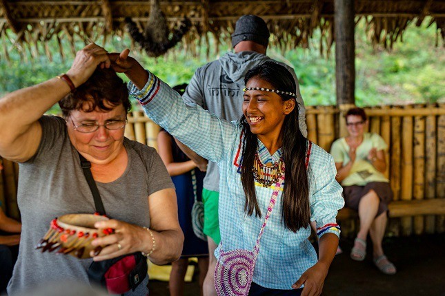 Auch bei einer Reise mit viventura wird getanzt. Hier sind wir im Amazonas unterwegs..