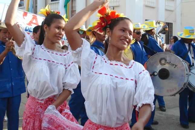 Cumbiatänzerinnen in typischer Tracht
