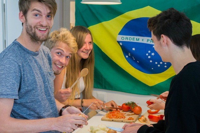 Das Marketing Team von viventura beim Gemüse schneiden.