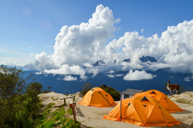 Auf dem Inkatrail bleibt, besonders an den Campingstellen, gerne mal Müll liegen. Damit der Trek nicht bald durch Plastikberge, sondern auch weiterhin durch die wunderschöne Natur führt, müssen Maßnahmen ergriffen werden!