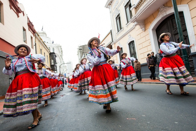 An Festtagen kann man prächtige Tänze und Umzüge durch Perus Straßen, wie hier in Limas Altstadt, bewundern.