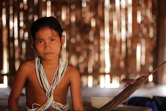 Indigene Völker im Amazonasgebiet: Ein junges Mädchen der Matsés im peruanischen Teil des Amazonasgebiet.